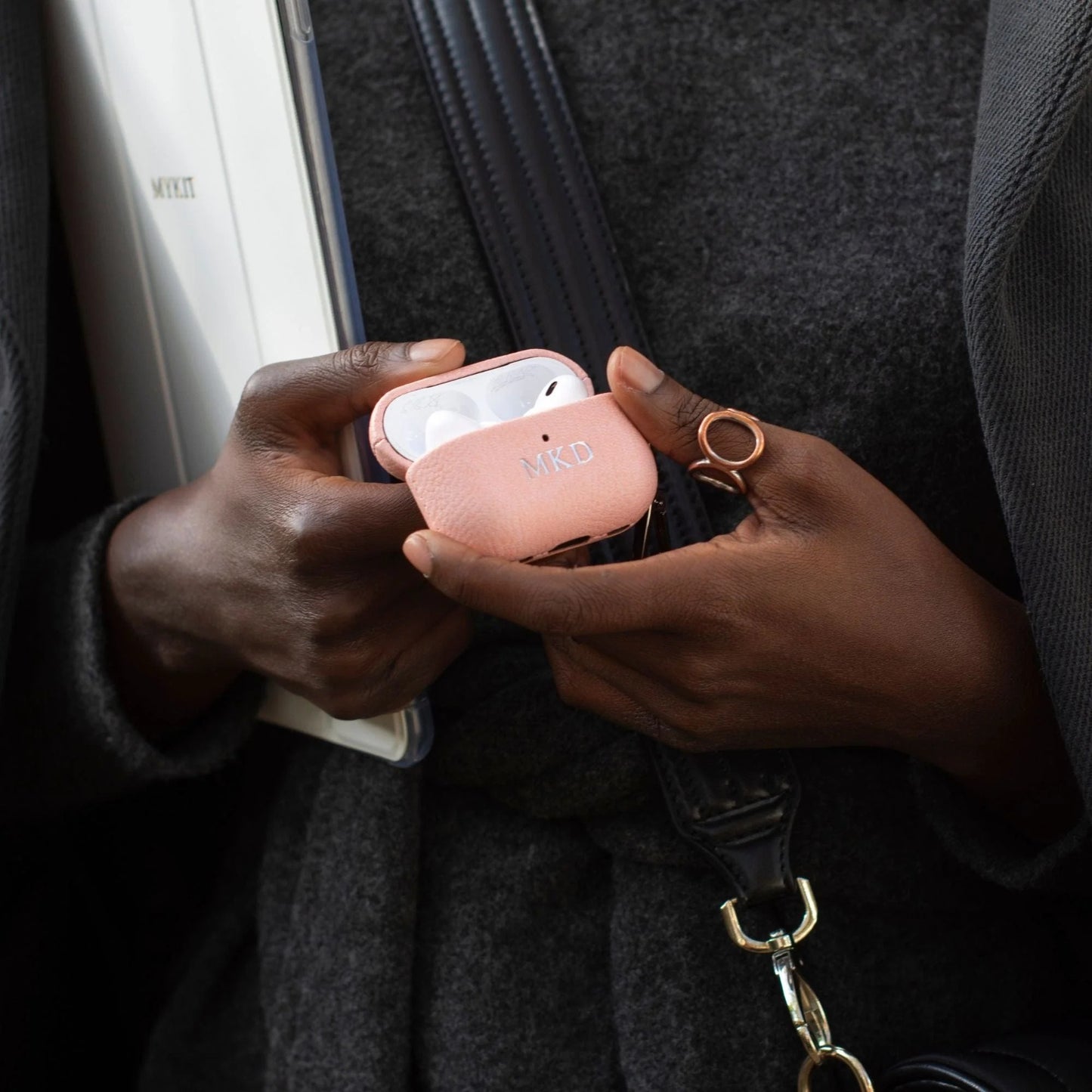 Pebble Rose Hush — Funda Airpods Personalizada