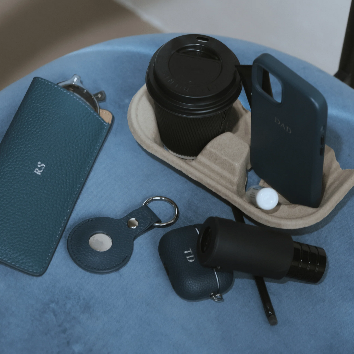 Pebble Deep Cobalt — Funda Airpods Personalizada